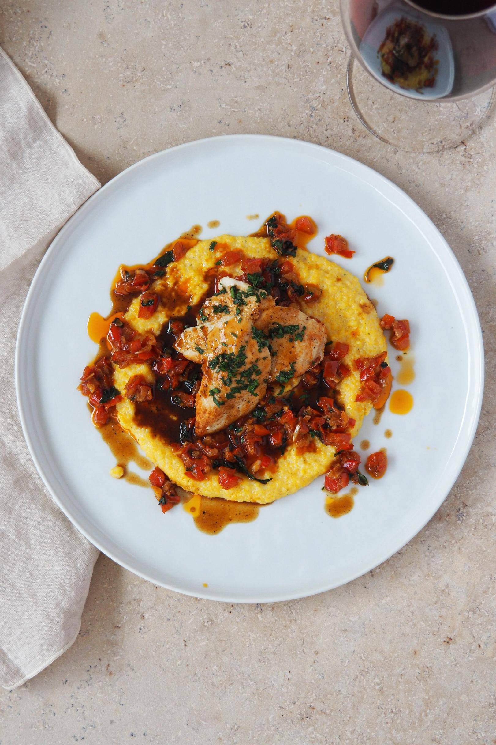 Hühnerbrust auf Paprikaletscho und Polenta Rezept | Happy Plates