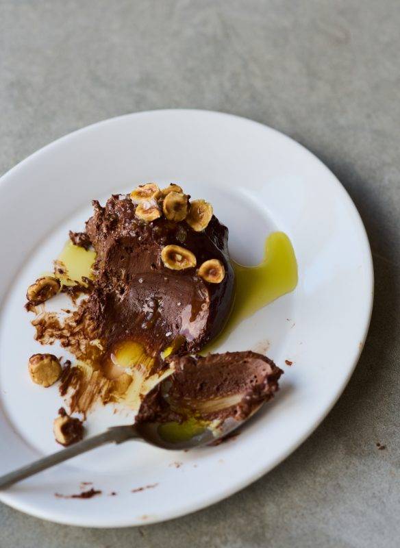 Mousse au Chocolat mit Haselnüssen