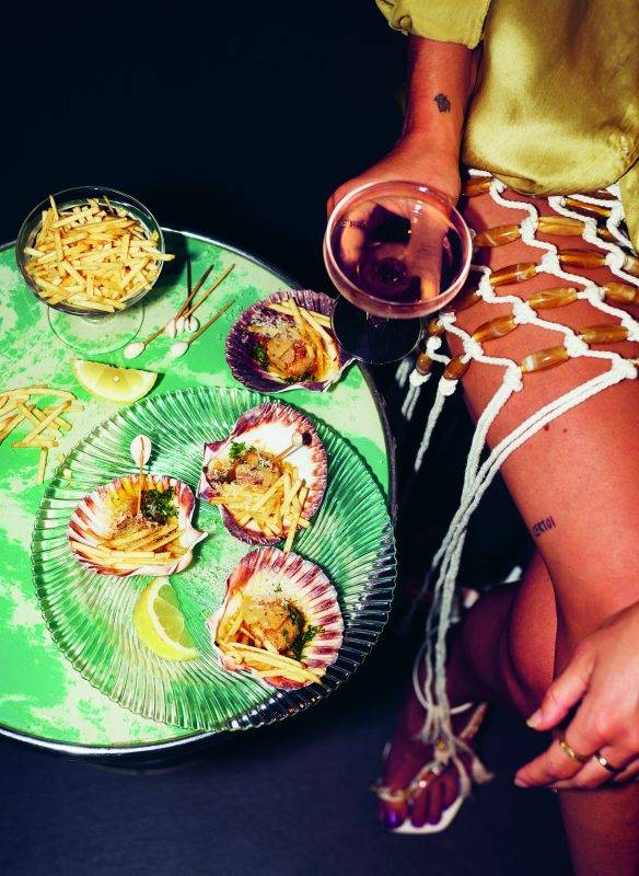 Fries in Muscheln serviert