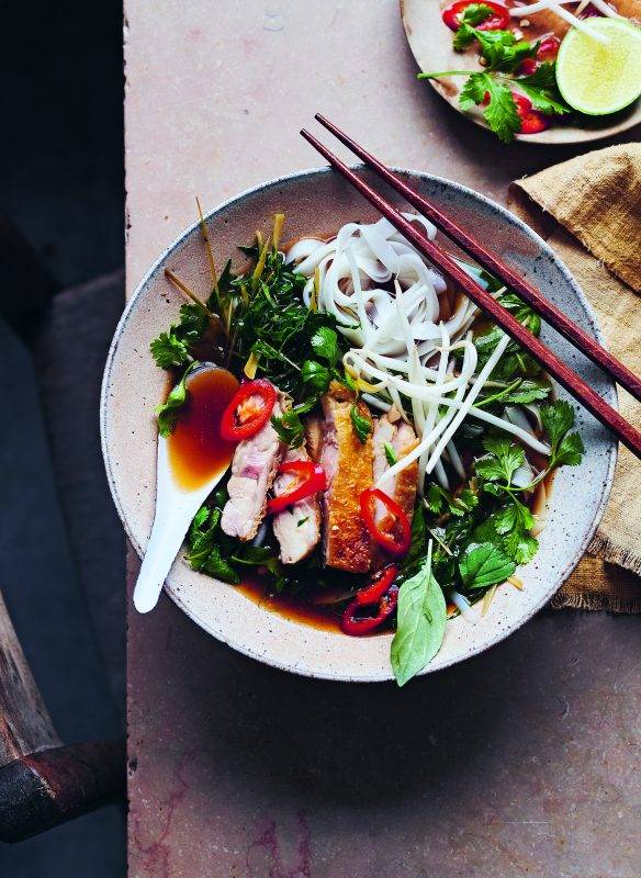 Pho mit frischen Kräutern